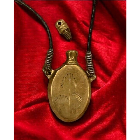 Vintage Brass Etched Perfume Bottle Vial Poison Necklace VG - Picture 2 of 3
